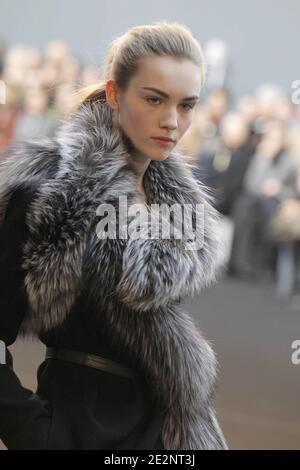 Ein Modell zeigt eine Kreation des Designers Roland Mouret für RM von Roland Mouret Herbst-Winter 2010/2011 ready-to-wear Collection Show in Paris, Frankreich am 5. März 2010. Foto von Alain Gil-Gonzalez/ABACAPRESS.COM Stockfoto