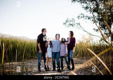 Familie von fünf zusammen stehend im Park in Chula Vista Stockfoto