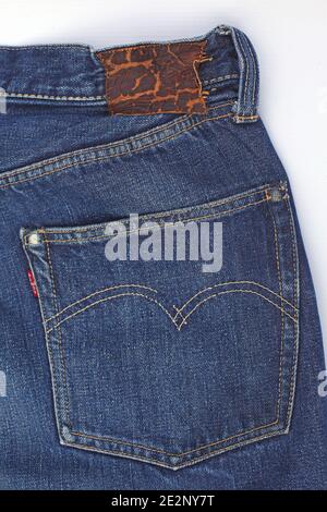 Nahaufnahme der Tasche einer levis Jeans-Hose. Detail aus Levi's Jeans Rückentasche . Stockfoto