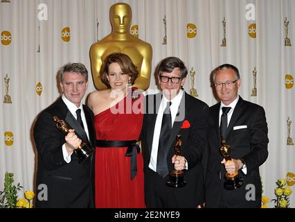 Robert Stromberg, Rick Carter und Kim Sinclair (von links nach rechts) mit dem Preis für Leistung in der Art Direction für Avatar, überreicht von Sigourey Weaver (zweite links) bei den 82. Academy Awards, die am 07. Spiel 2010 im Kodak Theater in Los Angeles, CA, USA, ausgetragen wurden. Foto von Lionel Hahn/ABACAPRESS.COM (im Bild: Robert Stromberg, Sigourey Weaver, Rick Carter, Kim Sinclair) Stockfoto