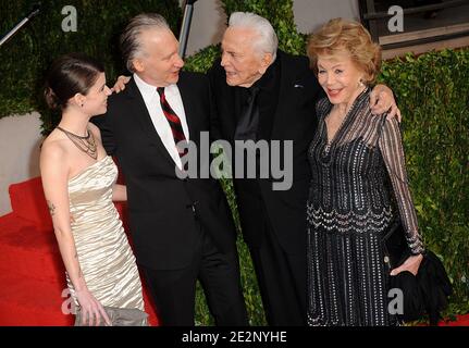 Cara Santa Maria, Bill Maher, Kirk Douglas und Anne Buydens bei der Ankunft auf der Vanity Fair Oscar Party 2010, im Sunset Tower in Los Angeles, CA, USA am 07. März 2010 statt. Foto von Mehdi Taamallah/ABACAPRESS.COM (im Bild: Cara Santa Maria, Bill Mahr, Kirk Douglas, Anne Buydens) Stockfoto