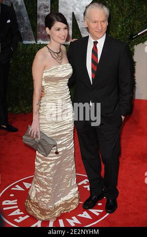 Bill Maher und Cara Santa Maria kommen bei der Vanity Fair Oscar Party 2010 an, die am 07. März 2010 im Sunset Tower in Los Angeles, CA, USA, stattfand. Foto von Mehdi Taamallah/ABACAPRESS.COM (im Bild: Bill Mahr, Cara Santa Maria) Stockfoto