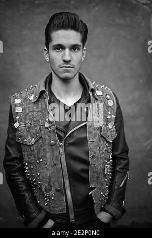 Rocker trägt Jeans Weste mit Aufnäher, London, England . Personalisierte Jacke. Stockfoto