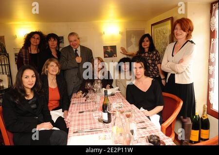 Ausschlussf. Präsident socialiste de la Region Ile de France Jean-Paul Huchon dejeune avec des femmes Evelyne Bouix, Christine Gozlan, Barka Hjij, Muriel Mayette, Delphine, Delphine de Malherbe, Marie-Pierre de La Gontrie, Michele Richard et Michele Sabban a l'occasion de la journee de la femme dans le Restaurant Chez Clementine a Paris, Frankreich le 8 mars 2010. Photo Mousse/ABACAPRESS.COM Stockfoto