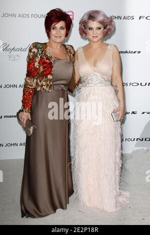 Sharon Osbourne und Kelly Osbourne kommen zur 18. Annual Elton John AIDS Foundation Academy Awards Viewing Party am 07. März 2010 im Pacific Design Center in West Hollywood, Los Angeles, CA, USA. Foto von Tony DiMaio/ABACAPRESS.COM (im Bild: Sharon Osbourne und Kelly Osbourne) Stockfoto