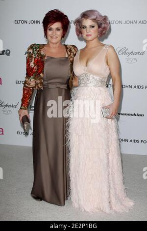 Sharon Osbourne und Kelly Osbourne kommen zur 18. Annual Elton John AIDS Foundation Academy Awards Viewing Party am 07. März 2010 im Pacific Design Center in West Hollywood, Los Angeles, CA, USA. Foto von Tony DiMaio/ABACAPRESS.COM (im Bild: Sharon Osbourne und Kelly Osbourne) Stockfoto