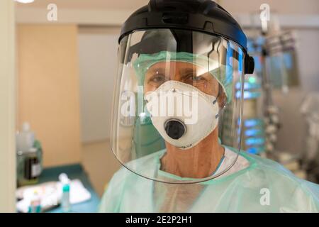 Eine Krankenschwester ist in Schutzkleidung gegen covid-19 Stockfoto