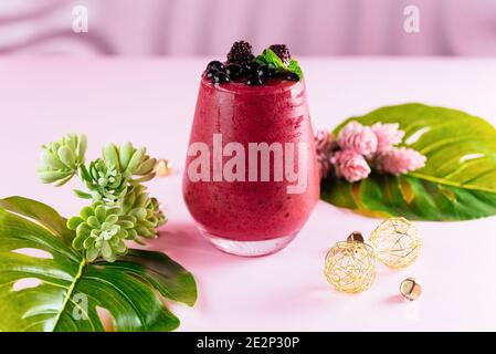 Beerensmoothie, gesundes Detox-Joghurtgetränk, Diät oder veganes Lebensmittelkonzept, frische Vitamine, hausgemachter Bio-erfrischender Cocktail zum Frühstück Stockfoto