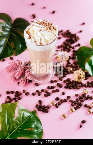 Heiße Schokolade oder Kaffee mit Schlagsahne serviert mit einem Zuckerrohr, Marshmallows und Lebkuchen Stern, Vorderansicht Stockfoto