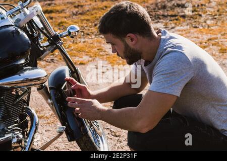 Biker, der ein Bild von der Panne seines Motorrads Stockfoto