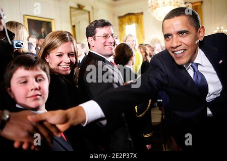 US-Präsident Barack Obama begrüßt die Gäste während einer Veranstaltung im East Room, bei der Mitglieder der Alabama Crimson Tide am 8. März 2010 im Weißen Haus in Washington, DC, USA, empfangen werden. Obama begrüßte den 2009 BCS Champion, um seine 13. Meisterschaft und eine ungeschlagene Saison zu ehren. Foto von Alex Wong/ABACAPRESS.COM Stockfoto