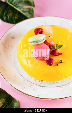 Trendy Mousse Cake mit Spiegel Glasur dekoriert. Stockfoto