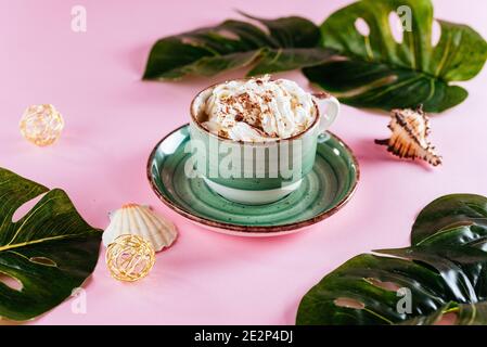 Cappuccino mit Schlagsahne in einer Tasse Stockfoto