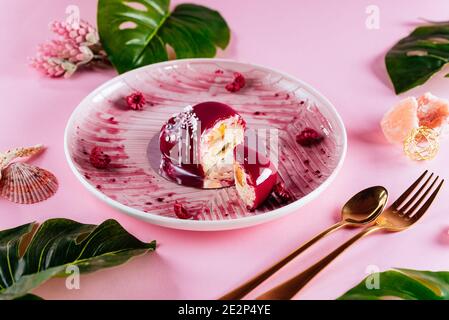 Trendy Mousse Cake mit Spiegel Glasur dekoriert. Stockfoto