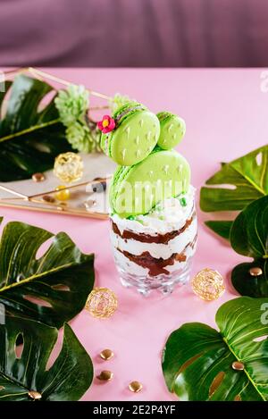 Köstliche italienische Dessert Panna Cotta mit Beerensauce, frischen Beeren und Minze Stockfoto