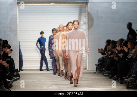 Models Wear Creations designed by Richard Nicoll for Cerruti Herbst-Winter 2010/2011 ready-to-wear Collection show Held in the Halle Freyssinet in Paris, France on March 10, 2010. Foto von Alain Gil-Gonzalez/ABACAPRESS.COM Stockfoto