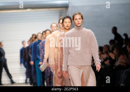 Models Wear Creations designed by Richard Nicoll for Cerruti Herbst-Winter 2010/2011 ready-to-wear Collection show Held in the Halle Freyssinet in Paris, France on March 10, 2010. Foto von Alain Gil-Gonzalez/ABACAPRESS.COM Stockfoto