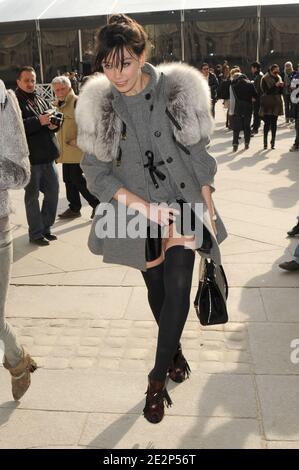 Daisy Lowe kommt zur Louis Vuitton Herbst-Winter 2010/2011 Ready-to-Wear Kollektion Show, die am 10. März 2010 im Cour Carree du Louvre in Paris, Frankreich, im Rahmen der Paris Fashion Week stattfand. Foto von Nicolas Briquet/ABACAPRESS.COM Stockfoto