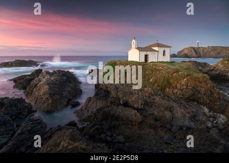 Hermitage auf den Klippen von ValdoviÃ±o bei Sonnenuntergang. Galicien, Spanien. Stockfoto