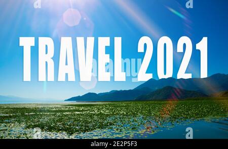 Reise 2021 Konzept, Reise und Roadtrip, Überschriftstext über den Bergen, Motivation und Hoffnung im neuen Jahr Foto