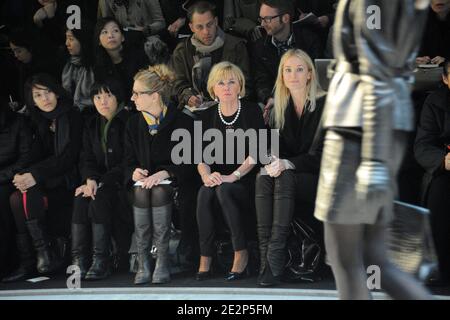 Liz Mohn, Mitglied des Vorstands der Bertelsmann AG, nimmt am 10. März 2010 an der Ready-to-Wear-Show der Louis Vuitton Herbst-Winter 2010/2011 im Cour Carree du Louvre in Paris, Frankreich, Teil. Foto von Nicolas Briquet/ABACAPRESS.COM Stockfoto