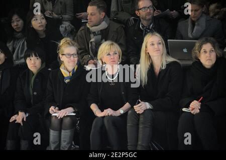 Liz Mohn, Mitglied des Vorstands der Bertelsmann AG, nimmt am 10. März 2010 an der Ready-to-Wear-Show der Louis Vuitton Herbst-Winter 2010/2011 im Cour Carree du Louvre in Paris, Frankreich, Teil. Foto von Nicolas Briquet/ABACAPRESS.COM Stockfoto