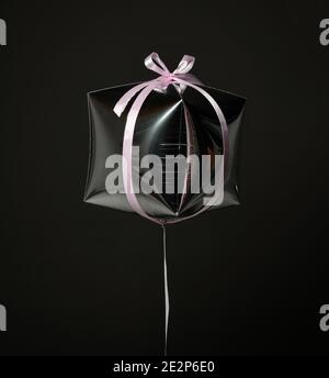 Einzelne Silber Geschenk Geschenkbox Ballon Ballon Objekt mit rosa Streifen für Geburtstag oder Valentinstag auf dunkelgrau Stockfoto