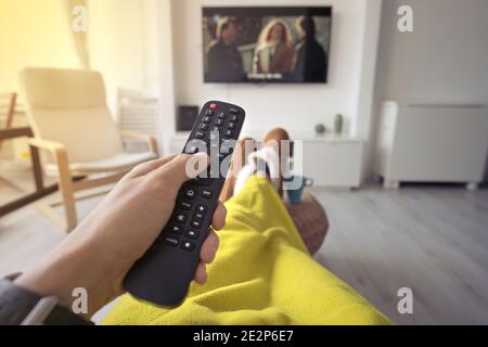 Mann, der zu Hause Fernsehen schaut. Blick auf die erste Person Stockfoto