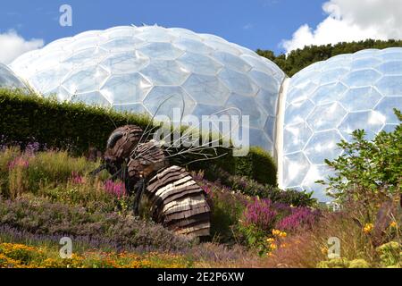 Bienenskulptur umgeben von Blumen vor dem Eden Projektbiome Stockfoto