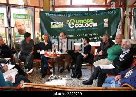 Die Europaabgeordnete Eva Joly, die Kandidatin der politischen Partei Europa Ecologie Jean-Louis Roumegas und Agnes Langevine während der Pressekonferenz der Mitglieder der Liste Europa-Ökologie-Kandidatin bei den Regionalwahlen in Languedoc-Roussillon am 11. März 2010 im Café de la Poste in Perpignan, Frankreich. Foto von Michel Clementz/ABACAPRESS.COM Stockfoto