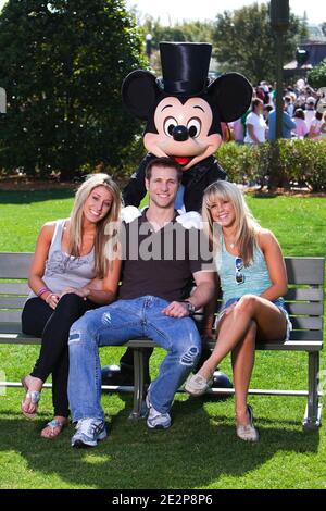 'Jake Pavelka (links), Star von ABC's ''The Bachelor'', schlägt eine Tanzpose 13. März 2010 mit seiner Verlobten, Wien Girardi (zweiter von links) während Mickey Mouse mit der professionellen Tänzerin Chelsie Hightower (rechts) posiert, Star von ABC's 'Dancing with the Stars', im Magic Kingdom im Lake Buena Vista, Fla. Pavelka und Hightower sind Partner der neuen Saison von 'Dancing with the Stars', die am 22. März 2010 Premiere feiert. Pavelka, Girardi und Hightower machten an diesem Wochenende Urlaub im Walt Disney World Resort. Foto von Matt Stroshane/Disney via ABACAPRESS.COM (im Bild: Jake Pavelka, Vienna Girar Stockfoto