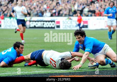 Der französische Yannick Jauzion kann es beim RBS Six Nations Rugby Tournament Spiel versuchen, Frankreich gegen Italien im Stade de France in Saint-Denis bei Paris, Frankreich am 14. März 2010. Frankreich gewann 46-20. Foto von Stephane Reix/ABACAPRESS.COM Stockfoto