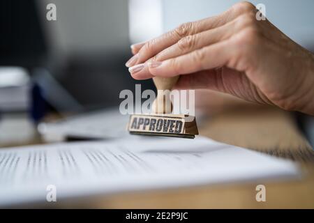 Dokument- Und Arbeitsgenehmigungsstempel Genehmigen. Anwendung Genehmigt Stockfoto