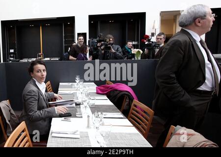 Exclusif - La secretaire nationale des Verts et tete de list pour la Region Ile-de-France, Cecile Duflot et le President socialiste de la Region Ile-de-France, Jean-Paul Huchon vont dejeuner dans un Hotel parisien, France le 16 Mars 2010 apres l annonce des accords issues des negociations nationales entre le PS et Europe Ecologie pour les regionales piur l'Ile de France. Foto von Stephane Lemouton/ABACAPRESS.COM Stockfoto