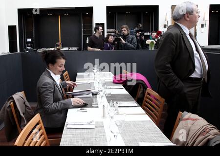 Exclusif - La secretaire nationale des Verts et tete de list pour la Region Ile-de-France, Cecile Duflot et le President socialiste de la Region Ile-de-France, Jean-Paul Huchon vont dejeuner dans un Hotel parisien, France le 16 Mars 2010 apres l annonce des accords issues des negociations nationales entre le PS et Europe Ecologie pour les regionales piur l'Ile de France. Foto von Stephane Lemouton/ABACAPRESS.COM Stockfoto