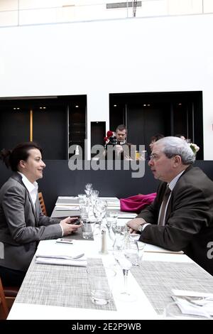 Exclusif - La secretaire nationale des Verts et tete de list pour la Region Ile-de-France, Cecile Duflot et le President socialiste de la Region Ile-de-France, Jean-Paul Huchon vont dejeuner dans un Hotel parisien, France le 16 Mars 2010 apres l annonce des accords issues des negociations nationales entre le PS et Europe Ecologie pour les regionales piur l'Ile de France. Foto von Stephane Lemouton/ABACAPRESS.COM Stockfoto