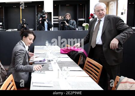 Exclusif - La secretaire nationale des Verts et tete de list pour la Region Ile-de-France, Cecile Duflot et le President socialiste de la Region Ile-de-France, Jean-Paul Huchon vont dejeuner dans un Hotel parisien, France le 16 Mars 2010 apres l annonce des accords issues des negociations nationales entre le PS et Europe Ecologie pour les regionales piur l'Ile de France. Foto von Stephane Lemouton/ABACAPRESS.COM Stockfoto