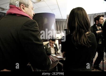 Exclusif - Le President socialiste de la Region Ile-de-France, Jean-Paul Huchon va dejeuner avec la secretaire nationale des Verts et tete de Liste pour la Region Ile-de-France, Cecile Duflot dans un Hotel parisien, France le 16 Mars 2010 apres l annonce des accords issues des negociations nationales entre le PS et Europe Ecologie pour les regionales piur l'Ile de France. Foto von Stephane Lemouton/ABACAPRESS.COM Stockfoto