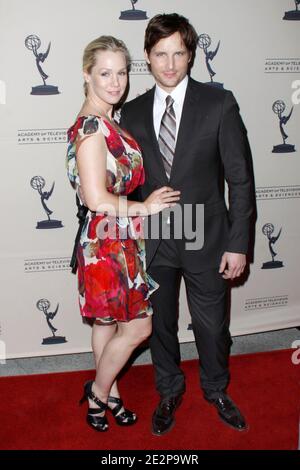 Jennie Garth und Peter Facinelli kommen für die Academy of Television Arts and Sciences präsentiert einen Abend mit Nurse Jackie im Leonard H. Goldenson Theater in Los Angeles, CA, USA am 15. März 2010 statt. Foto von Tony DiMaio/ABACAPRESS.COM (im Bild: Jennie Garth und Peter Facinelli) Stockfoto