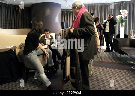 Exclusif - Le President socialiste de la Region Ile-de-France, Jean-Paul Huchon va dejeuner avec la secretaire nationale des Verts et tete de Liste pour la Region Ile-de-France, Cecile Duflot dans un Hotel parisien, France le 16 Mars 2010 apres l annonce des accords issues des negociations nationales entre le PS et Europe Ecologie pour les regionales piur l'Ile de France. Foto von Stephane Lemouton/ABACAPRESS.COM Stockfoto