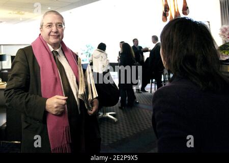 Exclusif - Le President socialiste de la Region Ile-de-France, Jean-Paul Huchon va dejeuner avec la secretaire nationale des Verts et tete de Liste pour la Region Ile-de-France, Cecile Duflot dans un Hotel parisien, France le 16 Mars 2010 apres l annonce des accords issues des negociations nationales entre le PS et Europe Ecologie pour les regionales piur l'Ile de France. Foto von Stephane Lemouton/ABACAPRESS.COM Stockfoto