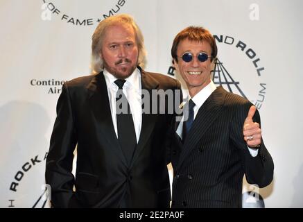 Die Musiker Barry Gibb und Robin Gibb von den Bee Gees nehmen am 15. März 2010 an der 25. Jährlichen Rock and Roll Hall of Fame Induction Ceremony im Waldorf Astoria in New York City, NY, USA Teil. Foto von Slaven Vlasic/ABACAPRESS.COM Stockfoto