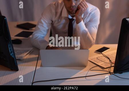 Beschnittene Ansicht von Laptop und Computern in der Nähe von Forex Geschäftsmann auf Verschwommener Hintergrund im Büro Stockfoto