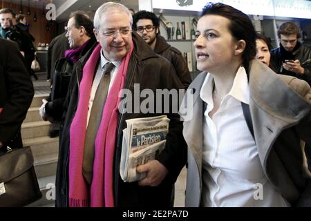 La secretaire nationale des Verts et tete de Liste pour la Region Ile-de-France, Cecile Duflot et le President socialiste de la Region Ile-de-France, Jean-Paul Huchon, dans un Hotel parisien, a Paris, France, le 16 mars 2010, apres les negociations nationales entre le PS et Europe Ecologie pour les regionales. Foto von Stephane Lemouton/ABACAPRESS.COM Stockfoto