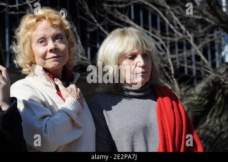 Isabelle Aubret und Francesca Solleville nehmen am 16. März 2010 an einer Zeremonie zur Hommage an den französischen Singer-Songwriter Jean Ferrat im Zentrum des Dorfes Antraigues-sur-Volane in Südfrankreich Teil. Foto von Nicolas Briquet/ABACAPRESS.COM Stockfoto