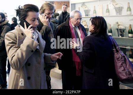 La secretaire nationale des Verts et tete de Liste pour la Region Ile-de-France, Cecile Duflot, le President socialiste de la Region Ile-de-France, Jean-Paul Huchon et Pierre Laurent, membre du Parti Communiste dans un Hotel parisien, a Paris, France, le 16 mars 2010, Apres les negociations nationales entre le PS et Europe Ecologie pour les regionales. Foto von Stephane Lemouton/ABACAPRESS.COM Stockfoto