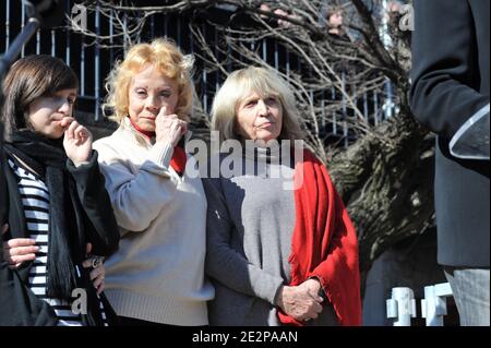 Isabelle Aubret und Francesca Solleville nehmen am 16. März 2010 an einer Zeremonie zur Hommage an den französischen Singer-Songwriter Jean Ferrat im Zentrum des Dorfes Antraigues-sur-Volane in Südfrankreich Teil. Foto von Nicolas Briquet/ABACAPRESS.COM Stockfoto