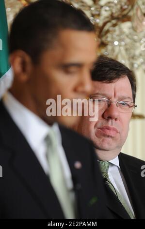 Premierminister (Taoiseach) von Irland Brian Cowen (R) hört US-Präsident Barack Obama (L) während des jährlichen St. Patrick's Day Empfangs im Ostsaal des Weißen Hauses, in Washington DC, USA, am 17. März 2010. Präsident Obama und der irische Premierminister (Taoiseach) Brian Cowen gaben ihre Bemerkungen und nahmen an einer traditionellen Shamrock-Zeremonie Teil. Foto von Michael Reynolds/Pool/ABACAPRESS.COM Stockfoto