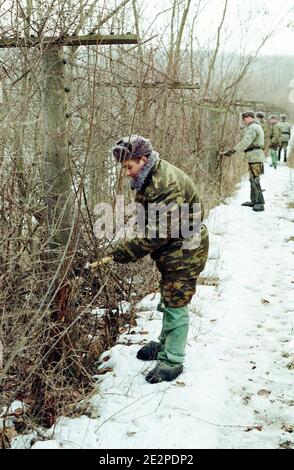 "Moldovische Grenzschutzbeamte entfernen den Stacheldraht zwischen Moldawien und Rumänien in Cotul Morii. 16. Februar 2010, Moldawien. Der moldauische Premierminister Vlad Filat hat einen Befehl unterzeichnet, um einen 60 Jahre alten Stacheldraht aus der kommunistischen Ära entlang des Flusses Prut zu entfernen, der sein Land von Rumänien trennt. Filat beschrieb den Zaun als eine Peinlichkeit und sagte: "Den Zaun entlang der Grenze mit einem befreundeten Land im 21. Jahrhundert zu erhalten, wenn Europas Grenzen völlig transparent sind und die Menschen sich frei bewegen, ist eine Schande." Foto von Dorin Goian/ABACAPRESS.COM' Stockfoto