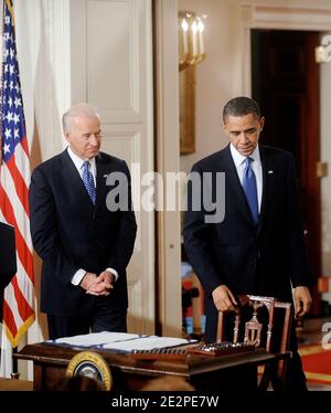 US-Präsident Barack Obama und Vizepräsident Joe Biden stehen am 23. März 2010 neben dem Gesetz zur Reform der Krankenversicherung im East Room in Washington, DC, USA. Foto von Olivier Douliery/ABACAPRESS.COM Stockfoto